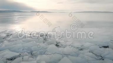 冰冻湖泊或河流的北部景观.. 近岸冰沙，<strong>远山</strong>天涯..